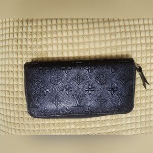 Authentic Louis Vuitton Zippy wallet black